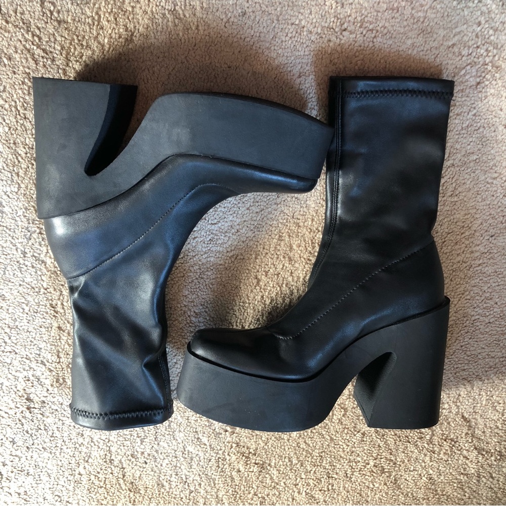 Fitted black platform boots